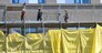 Operai edili al lavoro sulla facciata di uno stabile di Milano, 6 settembre 2023. Ansa/Daniel Dal Zennaro