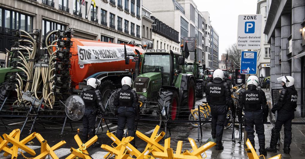 I trattori in piazza a Bruxelles, tra copertoni bruciati e le promesse dei ministri Ue