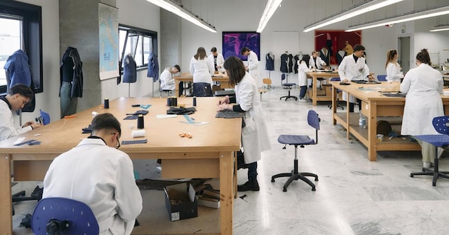 La scuola di Kiton. I giovani dell’accademia di Arzano (Napoli) imparano sia il know how artigianale sia l’interazione con la tecnologia (a sinistra).