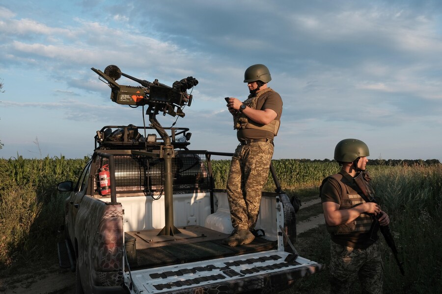 Una postazione mobile della Difesa antiaerea territoriale di Kyiv durante il servizio di guardia nella parte orientale della regione a Kyiv, Ucraina. La squadra della Difesa antiaerea territoriale di Kyiv lavora da postazioni mobili dove opera con una mitragliatrice pesante Browning M2 calibro 12,7, utilizzata principalmente per abbattere i droni Shahed durante gli attacchi aerei russi. EPA/MARIA SENOVILLA (EPA)
