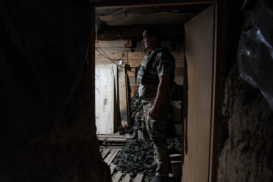 Un soldato ucraino attende all'interno di una trincea mentre è di guardia in una delle postazioni della Difesa antiaerea territoriale di Kyiv, Ucraina. La squadra della Difesa antiaerea territoriale di Kyiv lavora da postazioni mobili dove utilizza una mitragliatrice pesante Browning M2 calibro 12,7, usata principalmente per abbattere i droni Shahed durante gli attacchi aerei russi. EPA/MARIA SENOVILLA (EPA)