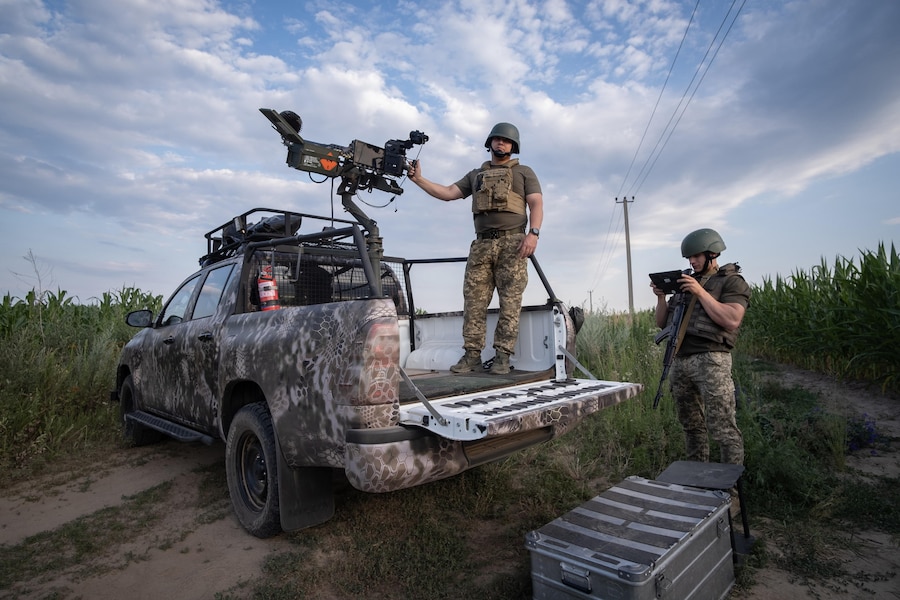 Una postazione mobile della Difesa antiaerea territoriale di Kyiv durante il servizio di guardia nella parte orientale della regione di Kyiv, Ucraina. La squadra della Difesa antiaerea territoriale di Kyiv lavora da postazioni mobili dove opera con una mitragliatrice pesante Browning M2 calibro 12,7, utilizzata principalmente per abbattere i droni Shahed durante gli attacchi aerei russi. EPA/MARIA SENOVILLA (EPA)