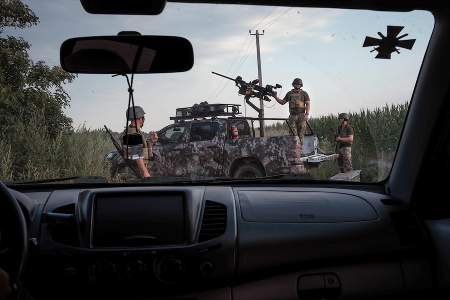 Una postazione mobile della Difesa antiaerea territoriale di Kyiv durante il servizio di guardia nella parte orientale della regione a Kyiv, Ucraina. La squadra della Difesa antiaerea territoriale di Kyiv lavora da postazioni mobili dove opera con una mitragliatrice pesante Browning M2 calibro 12,7, utilizzata principalmente per abbattere i droni Shahed durante gli attacchi aerei russi. EPA/MARIA SENOVILLA (EPA)