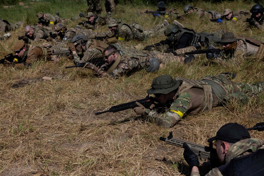 Civili in uniforme militare partecipano a un addestramento militare organizzato dai soldati ucraini della Terza brigata d'assalto separata nella regione di Kiev, durante l'invasione russa dell'Ucraina. (Foto di Tetiana DZHAFAROVA / AFP) (AFP)