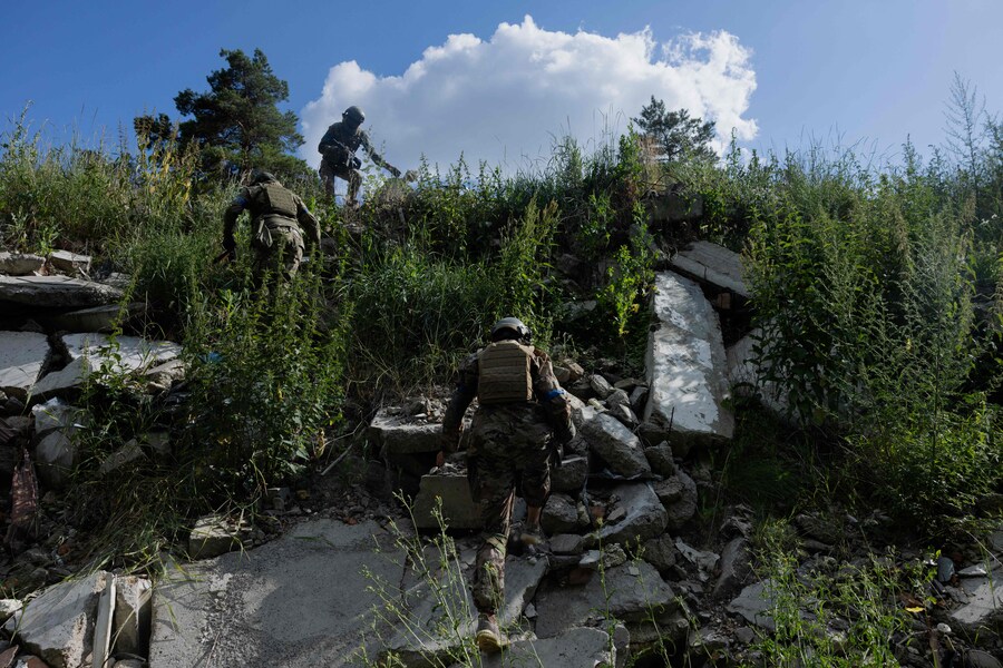 Civili in uniforme militare partecipano a un addestramento militare organizzato dai soldati ucraini della Terza brigata d'assalto separata nella regione di Kiev, durante l'invasione russa dell'Ucraina. (Foto di Tetiana DZHAFAROVA / AFP) (AFP)
