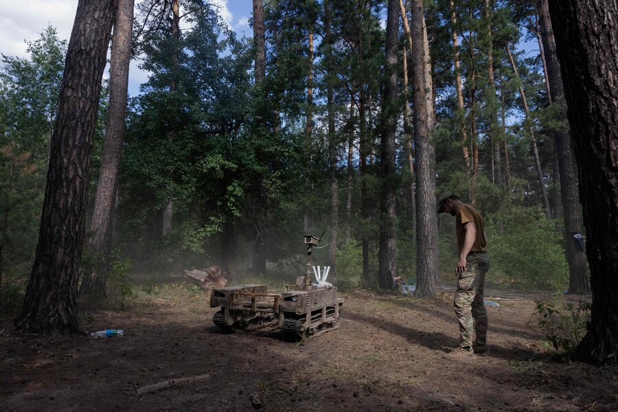 Un veicolo terrestre senza pilota viene fotografato durante un addestramento militare organizzato dai soldati ucraini della Terza brigata d'assalto separata nella regione di Kiev, durante l'invasione russa dell'Ucraina. (Foto di Tetiana DZHAFAROVA / AFP) (AFP)
