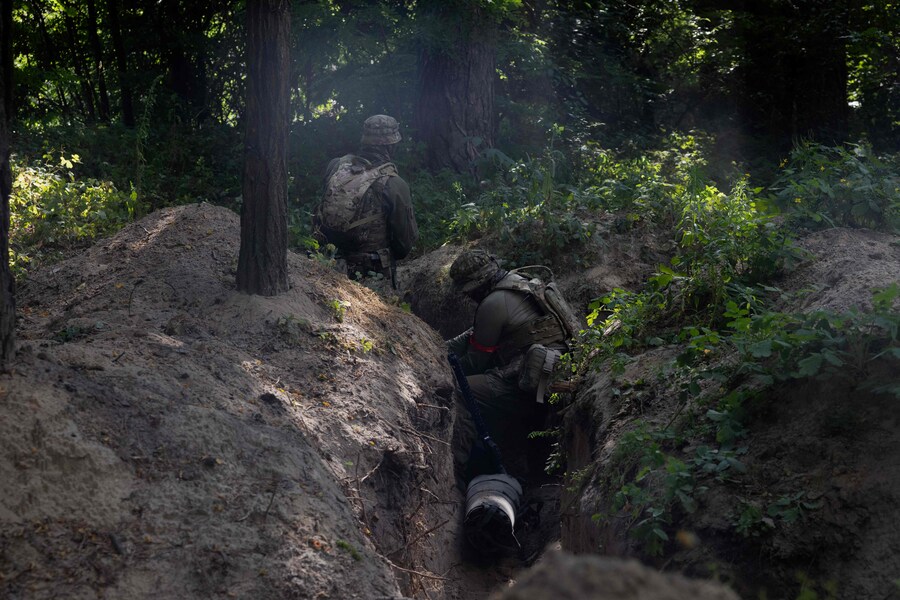 Civili in uniforme militare partecipano a un addestramento militare organizzato dai soldati ucraini della Terza brigata d'assalto separata nella regione di Kiev, durante l'invasione russa dell'Ucraina. (Foto di Tetiana DZHAFAROVA / AFP) (AFP)