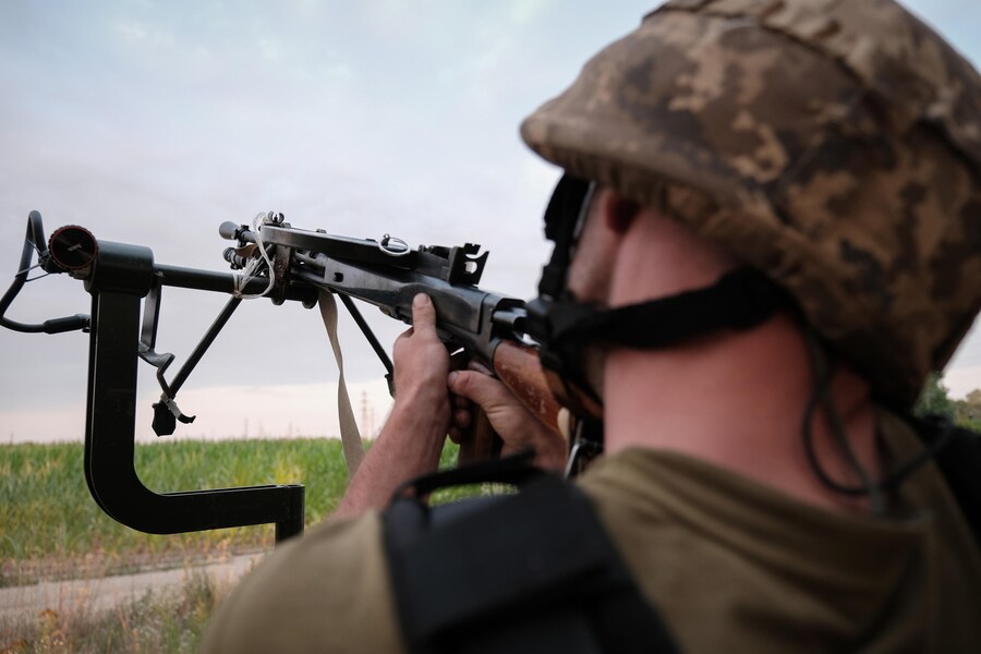 Un soldato ucraino della Difesa antiaerea territoriale di Kyiv prepara una delle mitragliatrici leggere Degtyarev nell'est della regione, Kyiv, Ucraina. La squadra della Difesa antiaerea territoriale di Kiev lavora da postazioni mobili dove utilizza una mitragliatrice pesante Browning M2 calibro 12,7 che usa principalmente per abbattere i droni Shahed durante gli attacchi aerei russi. EPA/MARIA SENOVILLA (EPA)