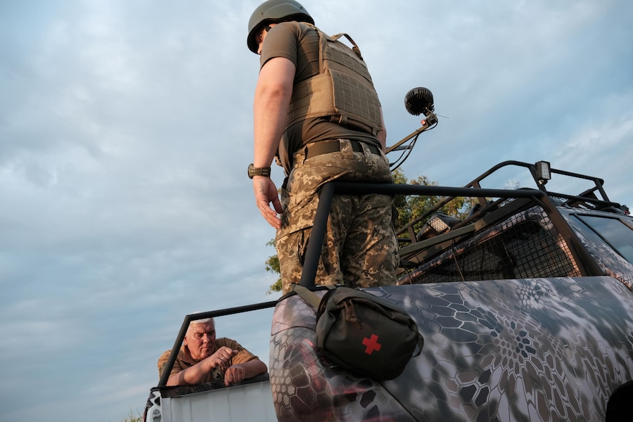 L'artigliere di una postazione mobile della Difesa antiaerea territoriale di Kyiv parla con il suo comandante durante il servizio di guardia nella parte orientale della regione di Kyiv, Ucraina. La squadra della Difesa antiaerea territoriale di Kiev lavora da postazioni mobili dove opera con una mitragliatrice pesante Browning M2 calibro 12,7, utilizzata principalmente per abbattere i droni Shahed durante gli attacchi aerei russi. EPA/MARIA SENOVILLA (EPA)