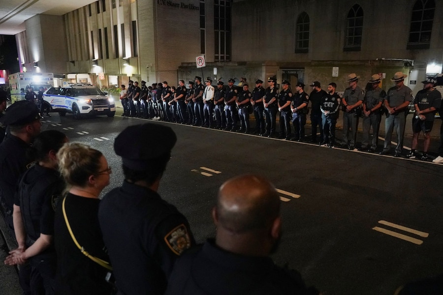 Agenti della polizia di New York attendono il trasferimento in ambulanza dell'agente Didarul Islam, ucciso durante una sparatoria di massa a Midtown Manhattan, presso il New York-Presbyterian/Weill Cornell Medical Center di New York City, 29 luglio 2025. REUTERS/Bing Guan (REUTERS)