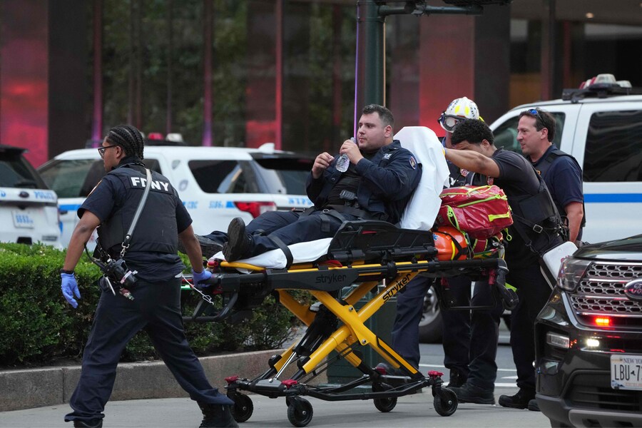 I vigili del fuoco del FDNY trasportano un agente di polizia su una barella mentre la polizia risponde a un incidente con sparatoria nel quartiere di Midtown Manhattan a New York il 28 luglio 2025. La polizia sta indagando su un incidente con "tiratore attivo", ha dichiarato il sindaco di New York Eric Adams su X (ex Twitter) e la polizia di New York ha consigliato ai residenti di "evitare le vicinanze di East 52 Street tra Park Avenue e Lexington Avenue". (Foto di TIMOTHY A. CLARY / AFP) (AFP)