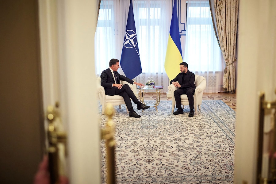Questa foto scattata e rilasciata dal Servizio stampa presidenziale ucraino mostra il Presidente dell'Ucraina Volodymyr Zelensky (a destra) e il Segretario generale della NATO Mark Rutte mentre parlano durante il loro incontro a Kiev. (Dispensa / Servizio Stampa Presidenziale Ucraino/ AFP)