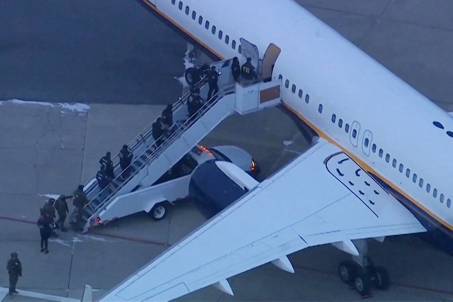 Gli agenti federali salgono a bordo di un aereo che trasporta il presidente venezuelano Nicolas Maduro (via REUTERS)