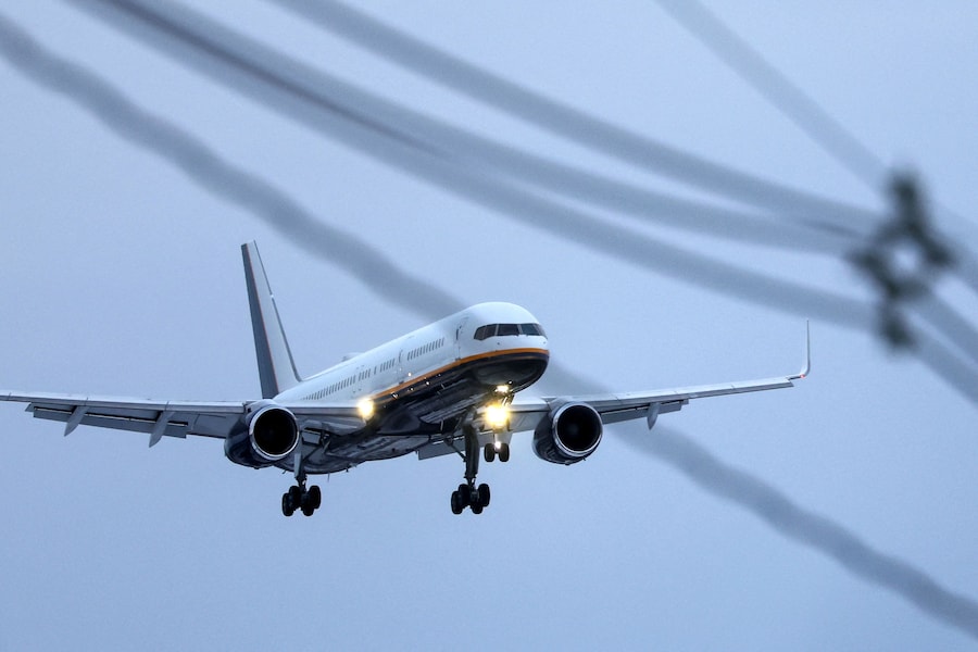 Un aereo che trasporta il presidente venezuelano Nicolas Maduro e sua moglie Cilia Flores arriva presso la base della Guardia Nazionale Aerea Stewart a Newburgh, New York,U.S (Reuters)
