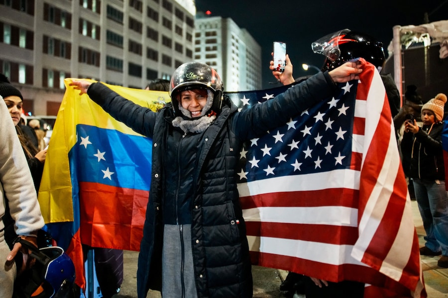 Immigrati venezuelani festeggiano dopo che gli Stati Uniti hanno colpito il Venezuela e catturato il presidente Nicolas Maduro e sua moglie Cilia Flores (MDC Brooklyn), in New York City (Reuters)
