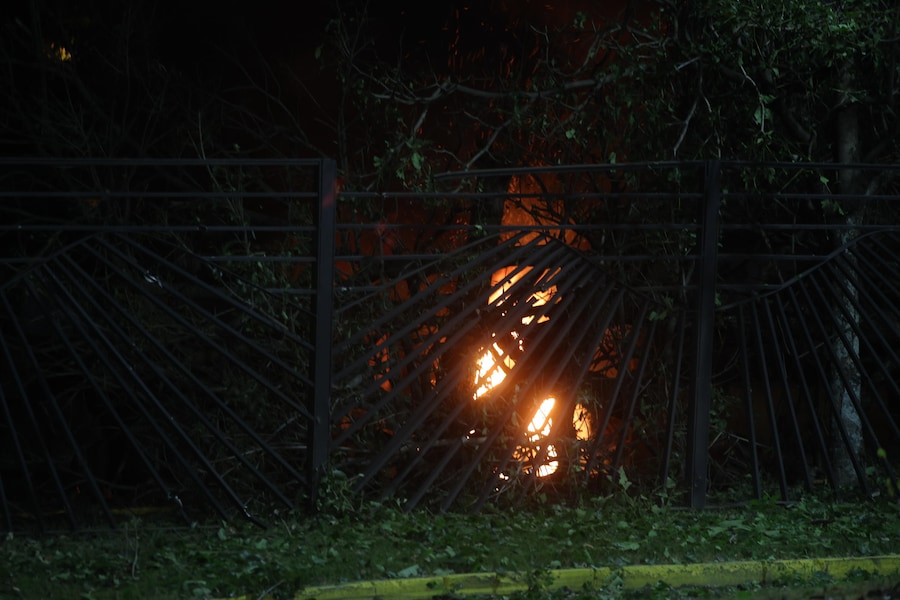 Un incendio brucia vicino alla vegetazione a Caracas. Sono state segnalate diverse esplosioni nella capitale. Il governo venezuelano ha accusato gli Stati Uniti di aver lanciato una serie di attacchi militari contro obiettivi civili e militari in tutto il paese nelle prime ore del mattino del 3 gennaio. (EPA)