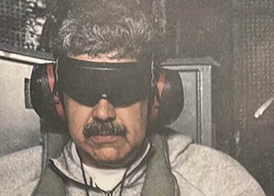 Questa immagine, pubblicata sull’account Truth Social del presidente degli Stati Uniti Donald Trump il 3 gennaio 2026 mostra il presidente del Venezuela Nicolas Maduro a bordo della USS Iwo Jima dopo che l’esercito statunitense lo ha catturato gennaio 2026. “Gli Stati Uniti d’America hanno condotto con successo un attacco su larga scala contro il Venezuela e il suo leader, il presidente Nicolas Maduro, che è stato catturato insieme alla moglie e portato fuori dal paese”, ha dichiarato Trump su Truth Social (Afp)