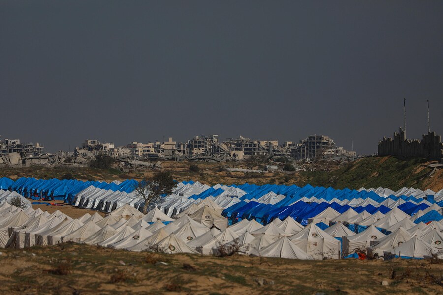 I palestinesi preparano un campo per ospitare le famiglie palestinesi sfollate nella zona di Netzarim, situata tra la parte meridionale della città di Gaza e la Striscia di Gaza centrale, il 17 gennaio 2026, durante il cessate il fuoco tra Israele e Hamas. Secondo le Nazioni Unite, circa 1,9 milioni di persone a Gaza, quasi il 90% della popolazione, sono state sfollate dall'inizio del conflitto tra Israele e Hamas nell'ottobre 2023. EPA/MOHAMMED SABER (EPA)