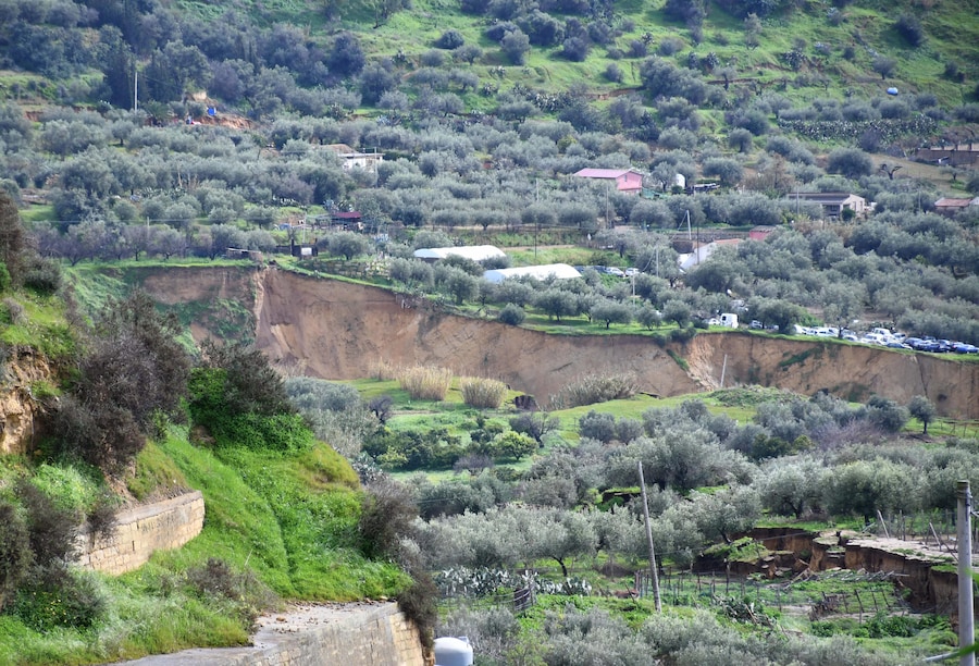 Interi quartieri a Niscemi (Caltanissetta), Sante Croci, Trappeto e via Popolo, sono stati evacuati, a causa di una frana, sono circa trecento le famiglie evacuate e trasferite in altre abitazioni e in un palazzetto dello sport, Niscemi, 26 gennaio 2026. ANSA/ORIETTA SCARDINO (ANSA)