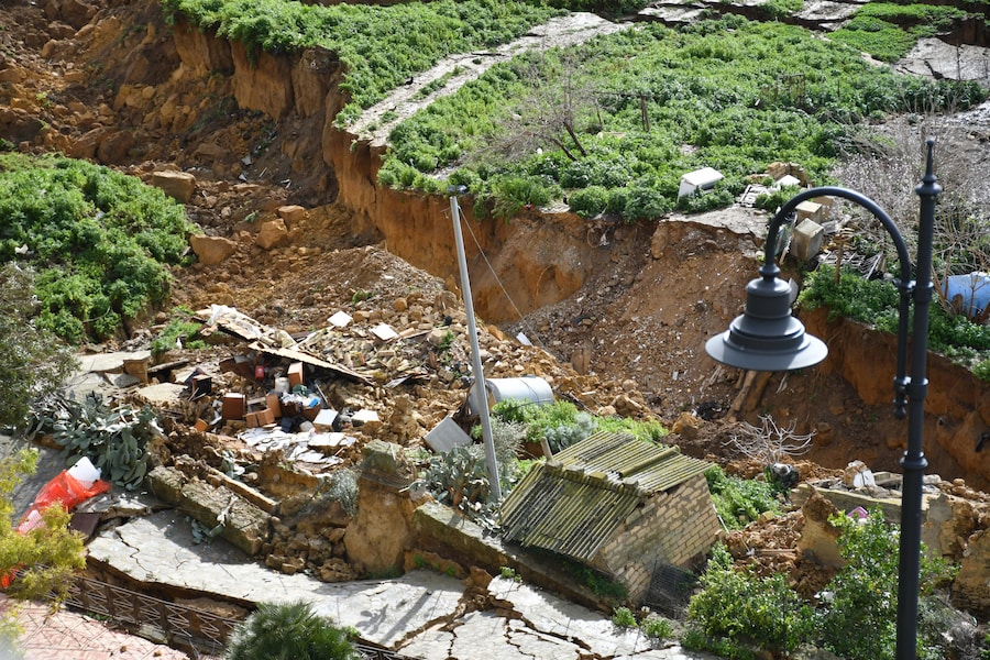 Interi quartieri a Niscemi (Caltanissetta), Sante Croci, Trappeto e via Popolo, sono stati evacuati, a causa di una frana, sono circa trecento le famiglie evacuate e trasferite in altre abitazioni e in un palazzetto dello sport, Niscemi, 26 gennaio 2026. ANSA/ORIETTA SCARDINO (ANSA)