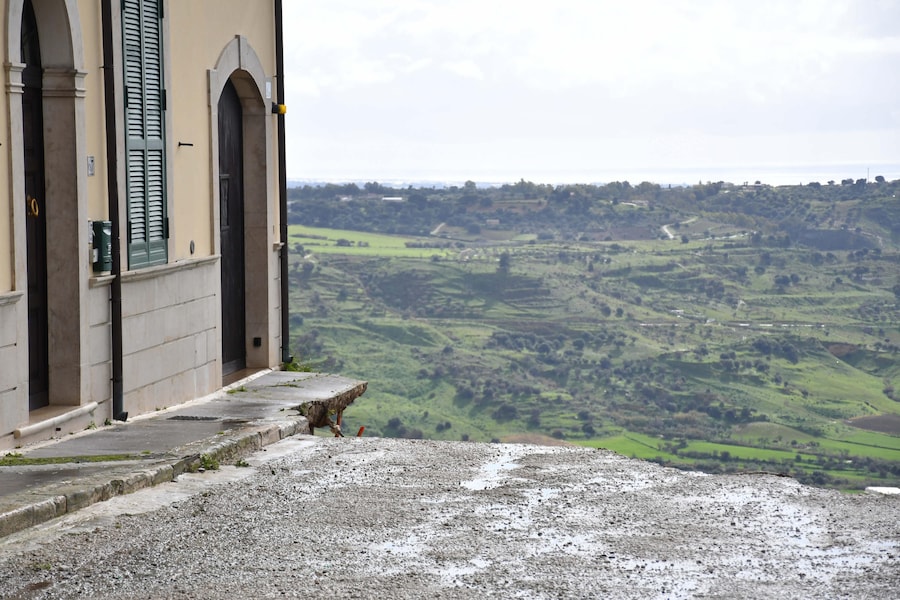 Interi quartieri a Niscemi (Caltanissetta), Sante Croci, Trappeto e via Popolo, sono stati evacuati, a causa di una frana, sono circa trecento le famiglie evacuate e trasferite in altre abitazioni e in un palazzetto dello sport, Niscemi, 26 gennaio 2026. ANSA/ORIETTA SCARDINO (ANSA)