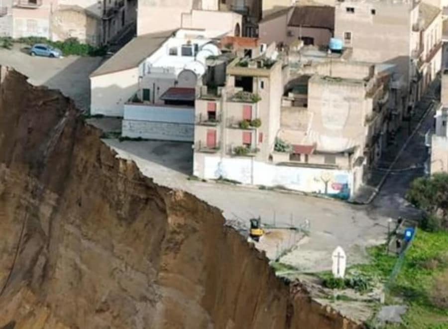 A Niscemi (Caltanissetta), il fronte della frana si allarga, 26 gennaio 2026. Interi quartieri, Sante Croci, Trappeto e via Popolo, sono stati evacuati. Sono circa trecento le famiglie - circa un migliaio di persone - trasferite in altre abitazioni e in un palazzetto dello sport. ANSA/Rosario Cauchi (ANSA)