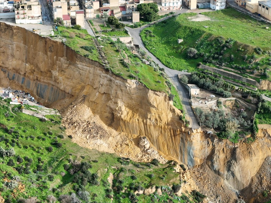 A Niscemi (Caltanissetta), il fronte della frana si allarga, 26 gennaio 2026. Interi quartieri, Sante Croci, Trappeto e via Popolo, sono stati evacuati. Sono circa trecento le famiglie - circa un migliaio di persone - trasferite in altre abitazioni e in un palazzetto dello sport. ANSA/Rosario Cauchi (ANSA)