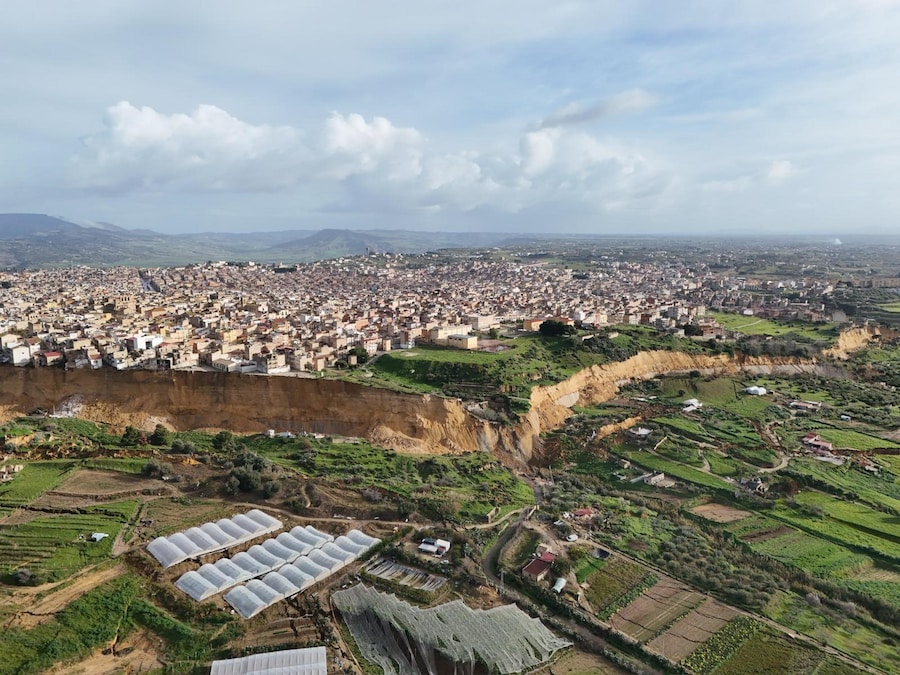 A Niscemi (Caltanissetta), il fronte della frana si allarga, 26 gennaio 2026. Interi quartieri, Sante Croci, Trappeto e via Popolo, sono stati evacuati. Sono circa trecento le famiglie - circa un migliaio di persone - trasferite in altre abitazioni e in un palazzetto dello sport. ANSA/Rosario Cauchi (ANSA)