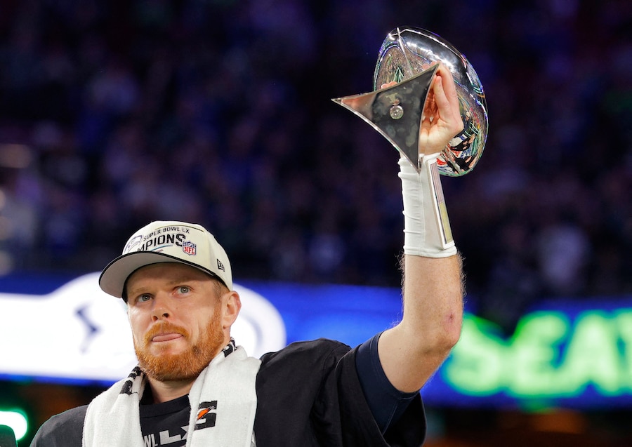 Sam Darnold dei Seattle Seahawks festeggia con il Vince Lombardi Trophy dopo aver vinto il Super Bowl (Reuters)