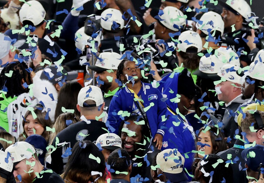 I giocatori dei Seattle Seahawks e le loro famiglie festeggiano dopo la vittoria del Super Bowl (Reuters)