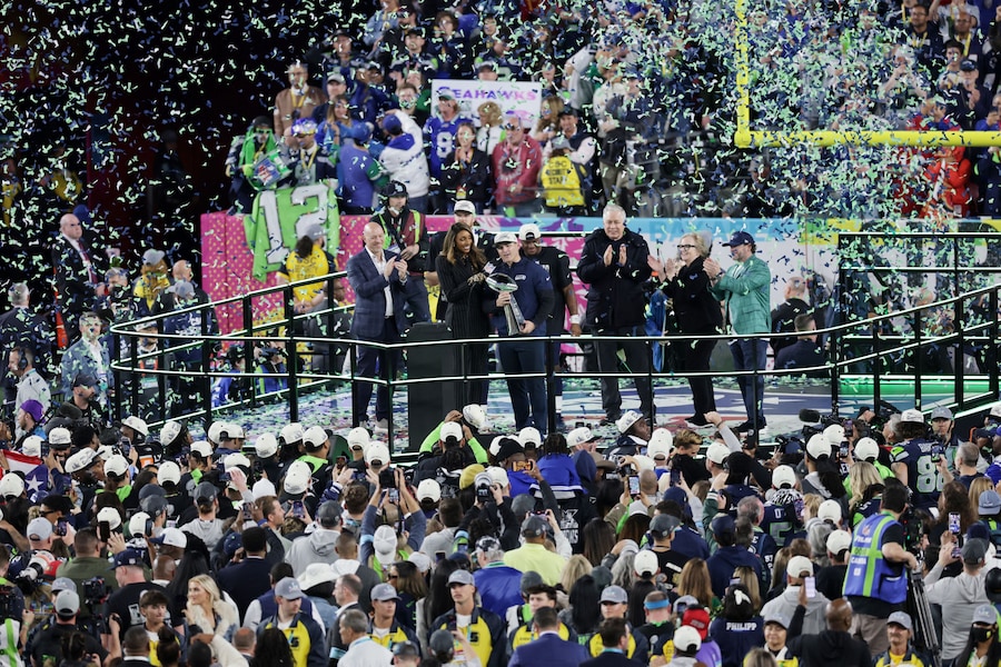 L’allenatore dei Seattle Seahawks Mike Macdonald festeggia con il Vince Lombardi Trophy dopo aver vinto il Super Bowl (Reuters)