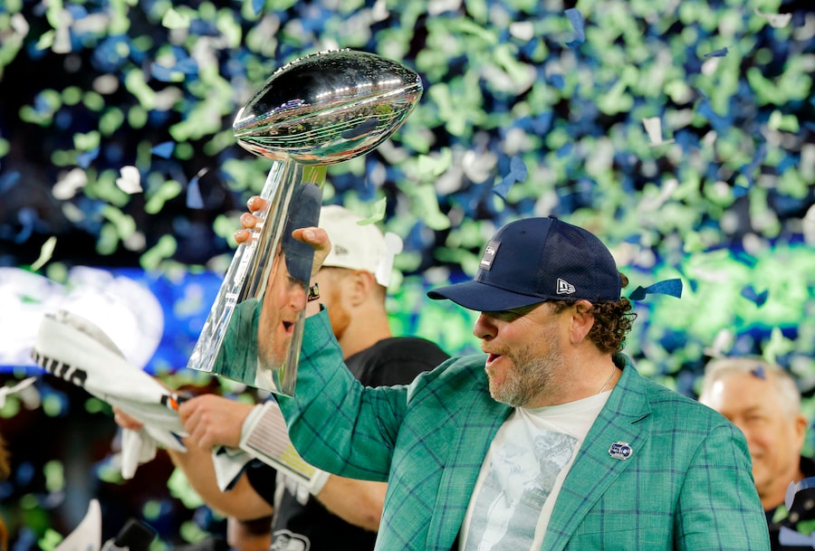 Il direttore generale degli Eahawks John Schneider festeggia con il Vince Lombardi Trophy dopo che i Seattle Seahawks hanno vinto il Super Bowl (Reuters)