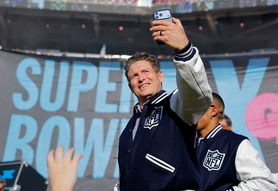 L’ex giocatore Steve Young si scatta un selfie prima della partita (Reuters)