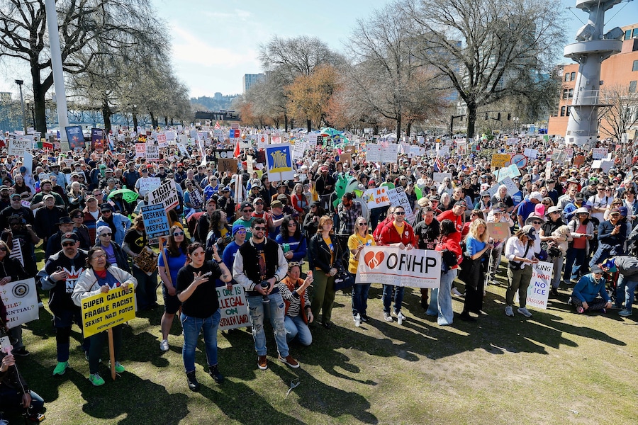 Manifestanti partecipano a una protesta dal titolo «No Kings» contro le politiche dell'amministrazione del presidente degli Stati Uniti Donald Trump, al Tom McCall Waterfront Park di Portland, nell'Oregon (Stati Uniti), il 28 marzo 2026. REUTERS/John Rudoff (REUTERS)