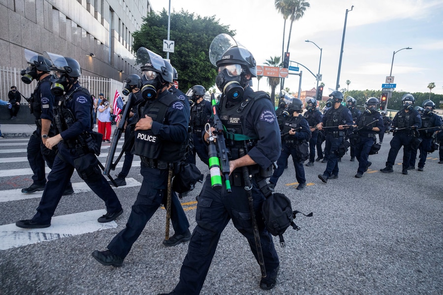 Gli agenti di polizia sgomberano la strada davanti a un edificio federale dopo una manifestazione dal titolo "No Kings" contro le politiche dell'amministrazione del presidente degli Stati Uniti Donald Trump, a Los Angeles, in California, Stati Uniti, il 28 marzo 2026. REUTERS/Ringo Chiu (REUTERS)