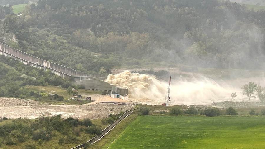 L'acqua defluisce dopo l'apertura delle paratie della diga di Liscione, per cui stato attivato il piano d'emergenza acausa della forte ondata di maltempo che sta colpendo il Molise. Termoli (Campobasso), 1 aprile 2026. ANSA/NICOLA LANESE (ANSA)