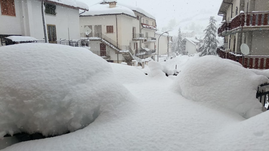 Campo di Giove sommersa dalla neve, 1 Aprile 2026. ANSA (ANSA)