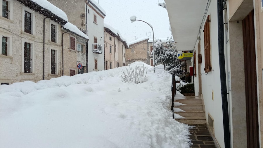 Campo di Giove sommersa dalla neve, 1 Aprile 2026. ANSA (ANSA)