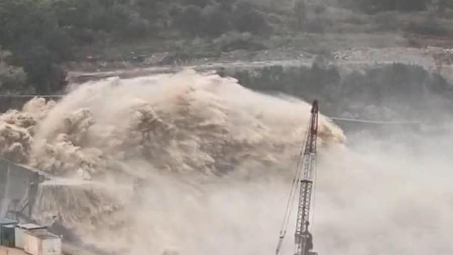 Il frame mostra un momento dello scarico a valle della diga del Liscione, Termoli, 1 Aprile 2026. ANSA/ARIANNA ALTIERI (ANSA)