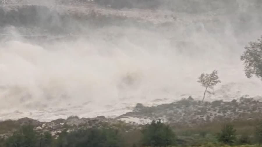 Il frame mostra un momento dello scarico a valle della diga del Liscione, Termoli, 1 Aprile 2026. ANSA/ARIANNA ALTIERI (ANSA)