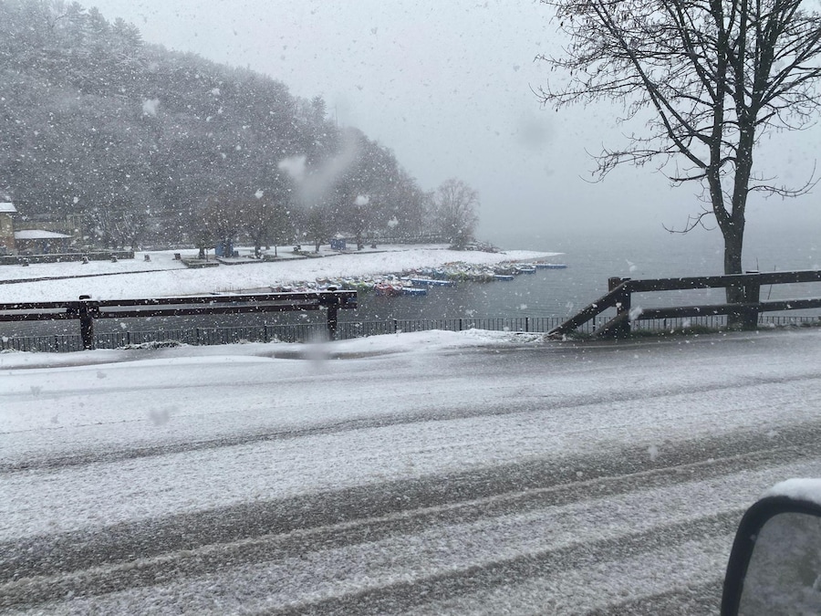 Il lago di Scanno, in provincia dell'Aquila, circondato dalla neve. Scanno, 1 aprile 2026. ANSA/Mirko Di Cesare (ANSA)