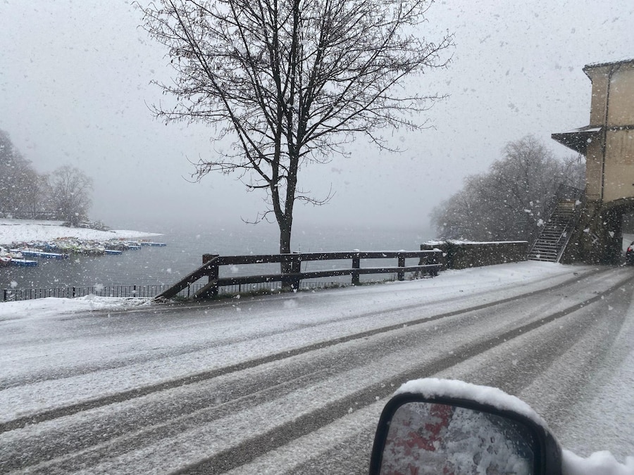 Il lago di Scanno, in provincia dell'Aquila, circondato dalla neve. Scanno, 1 aprile 2026. ANSA/Mirko Di Cesare (ANSA)