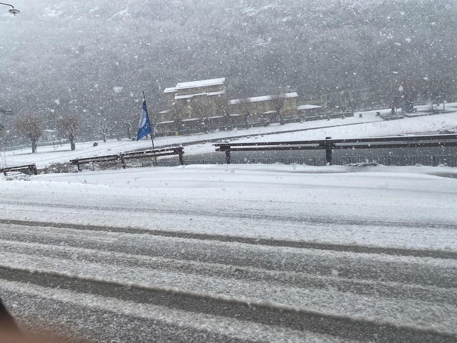 Il lago di Scanno, in provincia dell'Aquila, circondato dalla neve. Scanno, 1 aprile 2026. ANSA/Mirko Di Cesare (ANSA)