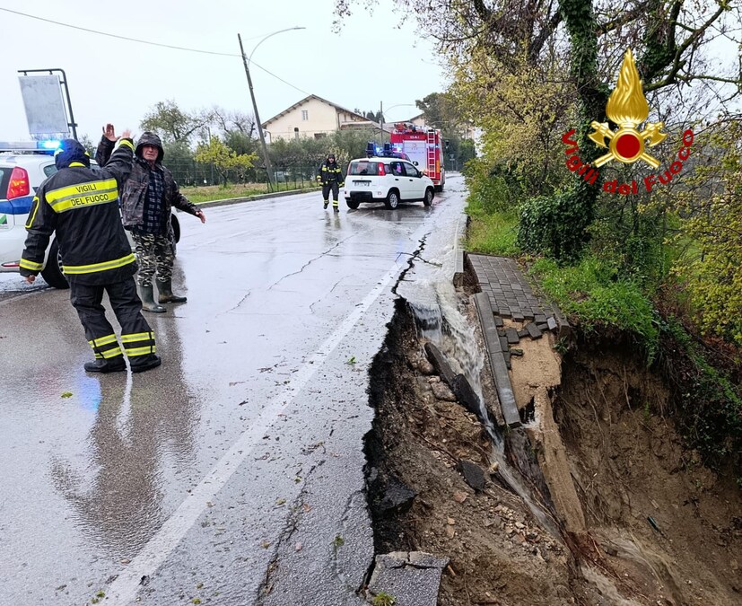 Vigili del fuoco intervengono per i danni causati dal maltempo a Chieti, 1 Aprile 2026. ANSA/US VVFF (ANSA)