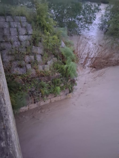 A causa delle piogge cadute incessanti, il fiume Ofanto, nel nord Barese è in piena: le acque stanno raggiungendo il livello di guardia e il Comune di Canosa di Puglia ha disposto la chiusura delle strade limitrofe all'antico Ponte romano e quelle secondarie che dal paese conducono alla frazione di Loconia. Sotto osservazione ci sono anche i canali di scolo che costeggiano l'ipogeo Bagnoli e il ponte della strada provinciale 2. A lavoro, oltre ai tecnici comunali e agli agenti della polizia locale, ci sono i volontari dell'Oer che sono a disposizione dei residenti della zona, Bari 2 aprile 2026. ANSA/ALBA DI PAOLO (ANSA)