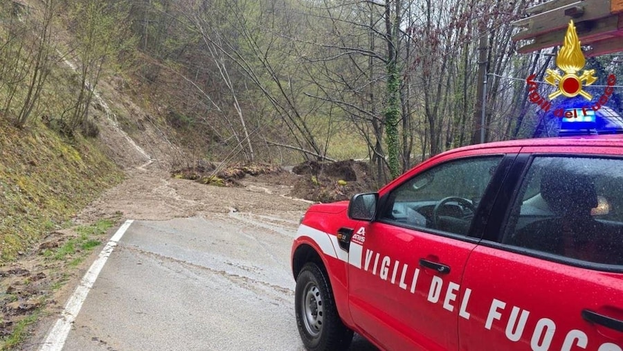 Notte di forti disagi nelle aree interne della provincia di Ascoli Piceno a causa del maltempo. Una frana ha isolato la località di Pozza, nel territorio di Acquasanta Terme, dove risiedono circa 90 persone. Sul posto sono attesi i mezzi movimento terra della Provincia per la rimozione di due smottamenti. La prima frana si è verificata all'ingresso del paese e impedisce di fatto accesso e uscita dalla frazione; il secondo smottamento è più a valle, dove è stata realizzata una bretella provvisoria percorribile con cautela. Presenti i vigili del fuoco di Ascoli, pronti a intervenire in caso di necessità. Criticità anche lungo la statale Salaria, nel territorio di Arquata del Tronto, in località Trisungo, dove il sottopasso interessato da lavori di ammodernamento risulta completamente allagato da ieri sera, Ascoli Piceno 2 aprile 2026. US VIGILI DEL FUOCO (ANSA)