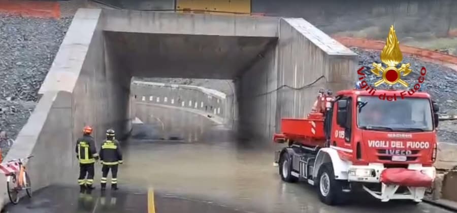 Notte di forti disagi nelle aree interne della provincia di Ascoli Piceno a causa del maltempo. Una frana ha isolato la località di Pozza, nel territorio di Acquasanta Terme, dove risiedono circa 90 persone. (ANSA)