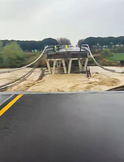 E' crollato in Molise il ponte sul Trigno lungo Statale 16 "Adriatica", nel territorio di Montenero di Bisaccia, già monitorato da ieri, quando era stata chiusa la strada a seguito dell'ingrossamento del fiume. Sono praticamente interrotti i collegamenti stradali con l'Abruzzo. A segnalare il crollo è stato il responsabile della Polizia locale di Montenero di Bisaccia, Pierfrancesco Assogna, che si trovava sul posto per monitorare le condizioni della statale, chiusa ieri pomeriggio per allagamenti a seguito dell'esondazione del Trigno, 2 aprile 2026. UFFICIO STAMPA Comune di Montenero di Bisaccia (CB). +++FOTO DIFFUSA DALL'UFFICIO STAMPA - USARE SOLO PER ILLUSTRARE OGGI LA NOTIZIA INDICATA NEL TITOLO - NON ARCHIVIARE - NON VENDERE - NON USARE PER FINI NON GIORNALISTICI - NPK+++ (ANSA)