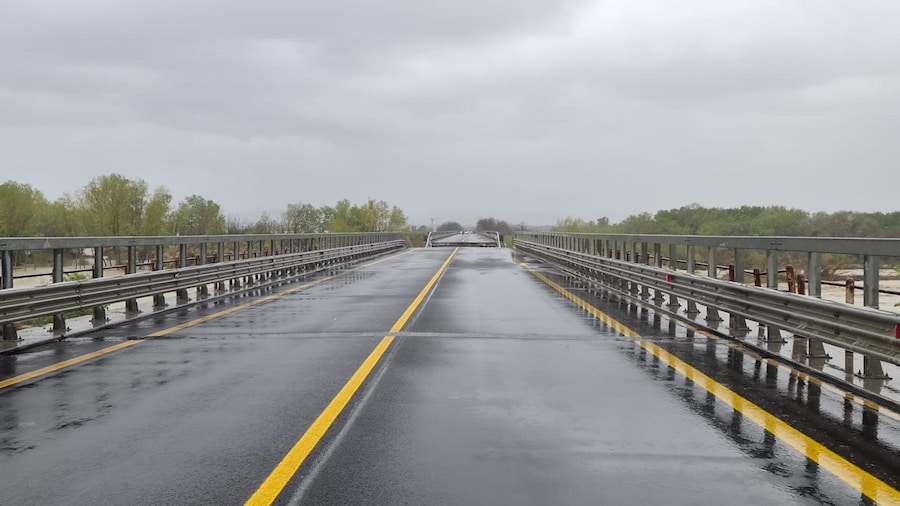 E' crollato in Molise il ponte sul Trigno lungo Statale 16 "Adriatica", nel territorio di Montenero di Bisaccia, già monitorato da ieri, quando era stata chiusa la strada a seguito dell'ingrossamento del fiume. Sono praticamente interrotti i collegamenti stradali con l'Abruzzo. A segnalare il crollo è stato il responsabile della Polizia locale di Montenero di Bisaccia, Pierfrancesco Assogna, che si trovava sul posto per monitorare le condizioni della statale, chiusa ieri pomeriggio per allagamenti a seguito dell'esondazione del Trigno, 2 aprile 2026. UFFICIO STAMPA Comune di Montenero di Bisaccia (CB). (ANSA)