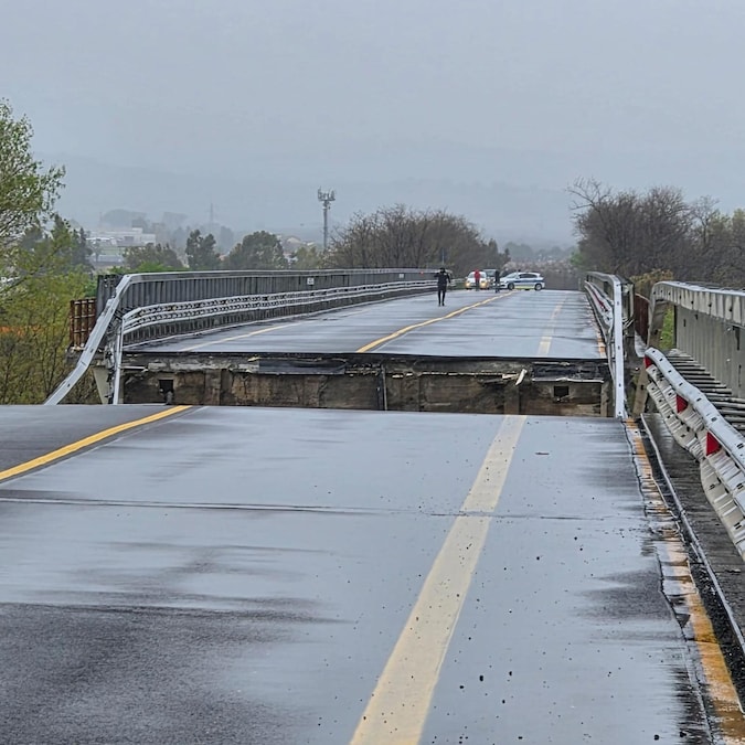 E' crollato in Molise il ponte sul Trigno lungo Statale 16 "Adriatica", nel territorio di Montenero di Bisaccia, già monitorato da ieri, quando era stata chiusa la strada a seguito dell'ingrossamento del fiume. Sono praticamente interrotti i collegamenti stradali con l'Abruzzo. A segnalare il crollo è stato il responsabile della Polizia locale di Montenero di Bisaccia, Pierfrancesco Assogna, che si trovava sul posto per monitorare le condizioni della statale, chiusa ieri pomeriggio per allagamenti a seguito dell'esondazione del Trigno, 2 aprile 2026. UFFICIO STAMPA Comune di Montenero di Bisaccia (CB). (ANSA)
